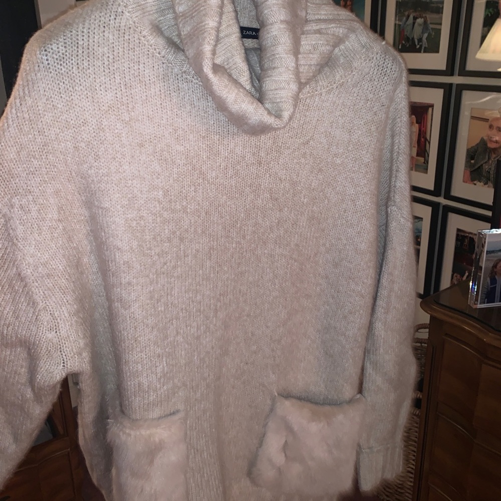 Beige oversized sweater with faux fur pockets